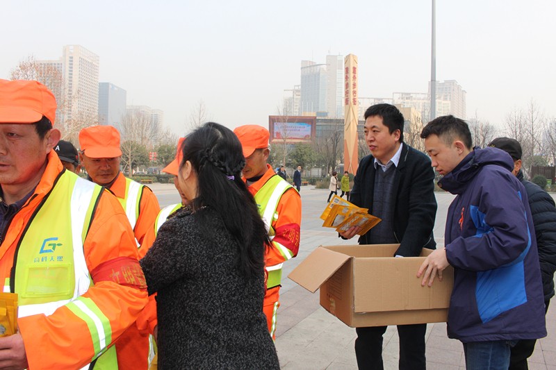 K8凯发集团发展“关爱环卫工人●暖心送口罩”公益活动