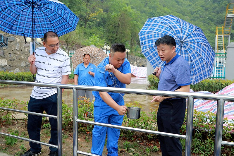 熊良虎在镇安污水处置厂调研时指出：以守护人民人民喝上干净的水、安心的水为启程点，助力打好碧水保卫战