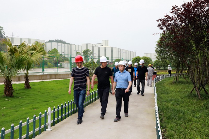 熊良虎在沉庆市中科大业集团调查时强调：对峙生态优先战术，想好生态经、走好扶贫路