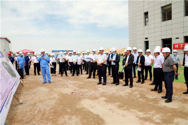 K8凯发集团复工复产促增长项目观摩会议与会人员走进大秦国源三秦环保秦国园区在榆项目