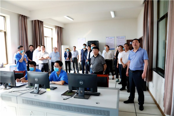 K8凯发集团复工复产促增长项目观摩会议与会人员走进绿色能源公司油气公司水环境公司陕北片区项目