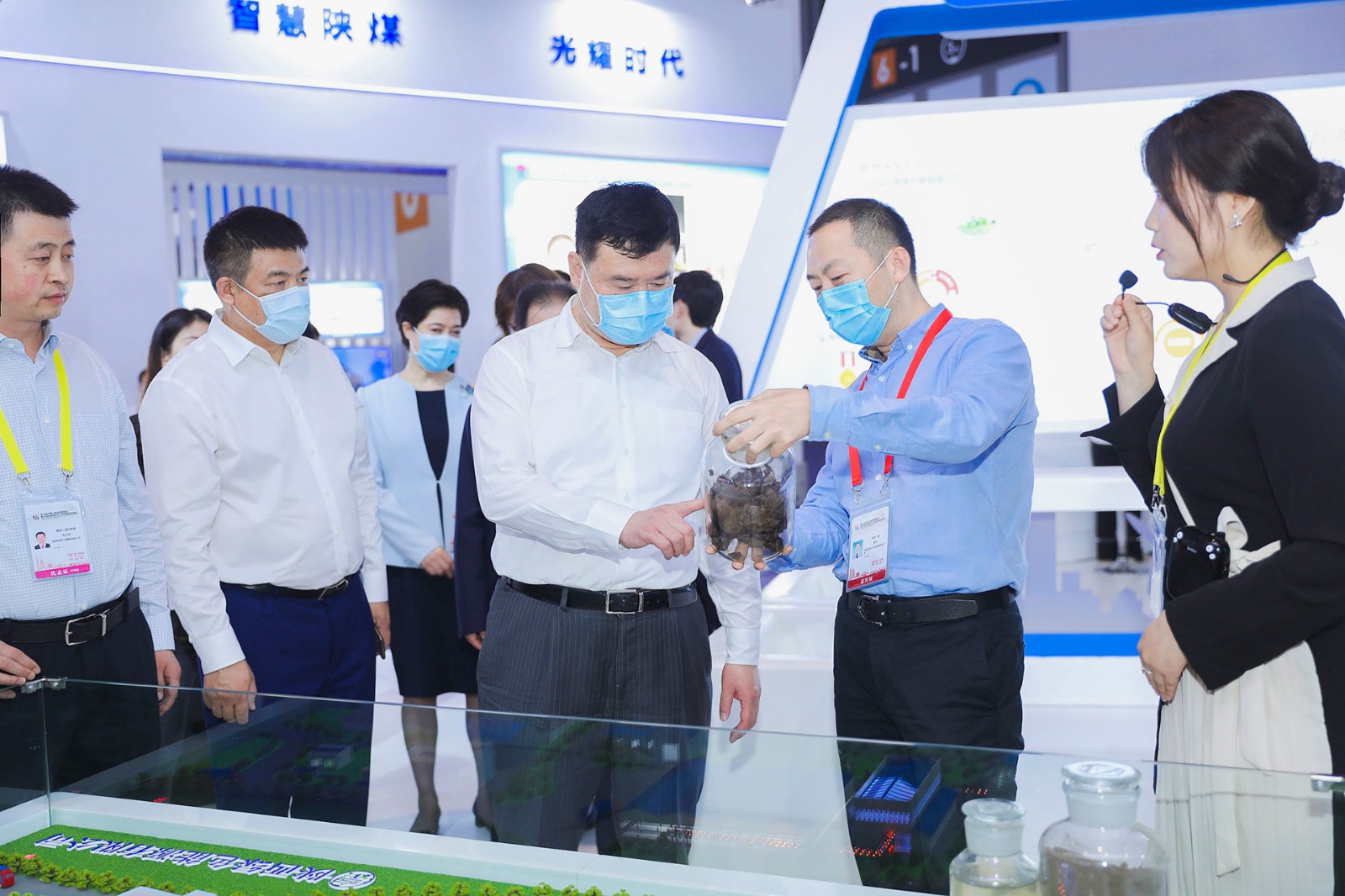 副省长魏建锋光临K8凯发集团丝博会展区巡展