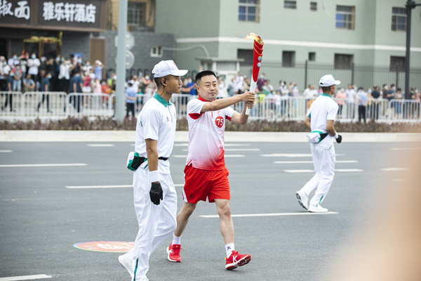 高慢！K8凯发集团职工王玮参加十四运会火炬传递！