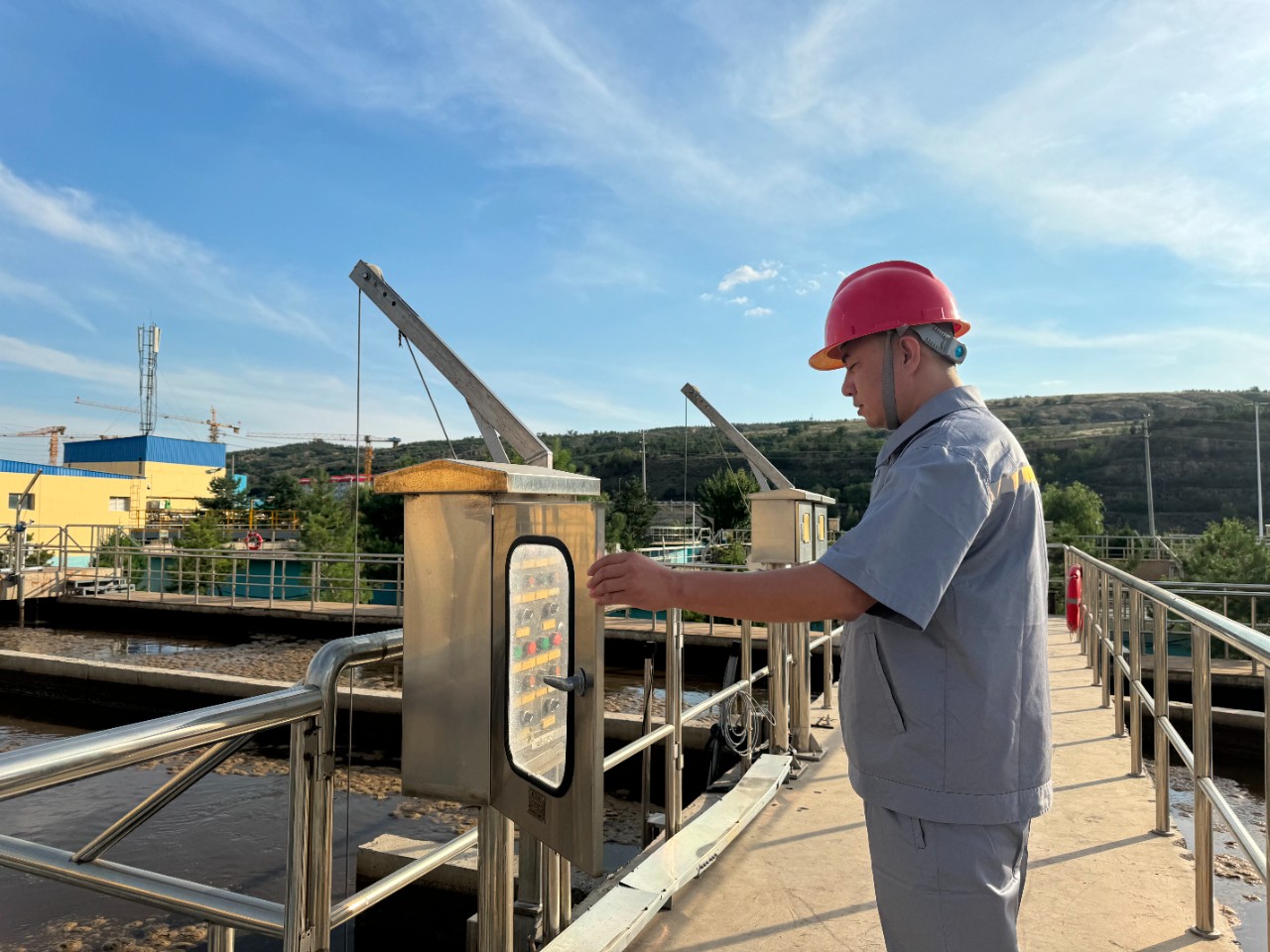 水环境公司职工贺虎荣获神木市人民当局宣告的“2023年度生态环境；すぷ飨冉孜摇比儆称号