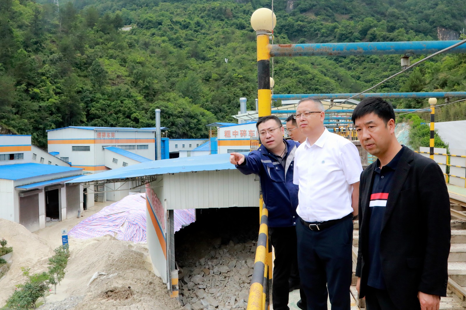 郝军亮在鼎丰矿业公司督导查抄时强调:层层压实安全责任 缜密筑牢安全樊篱 让真抓实干成为正确政绩观最鲜明的实际标识 郝军亮在鼎丰矿业公司督导查抄时强调:层层压实安全责任 缜密筑牢安全樊篱 让真抓实干成为正确政绩观最鲜明的实际标识